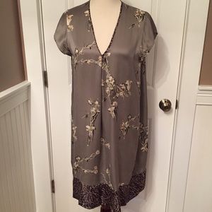 PAS DE CALAIS DRESS SHIFT GRAY SILK FLORAL V-NECK CAP SLEEVE LAGENLOOK SIZE M